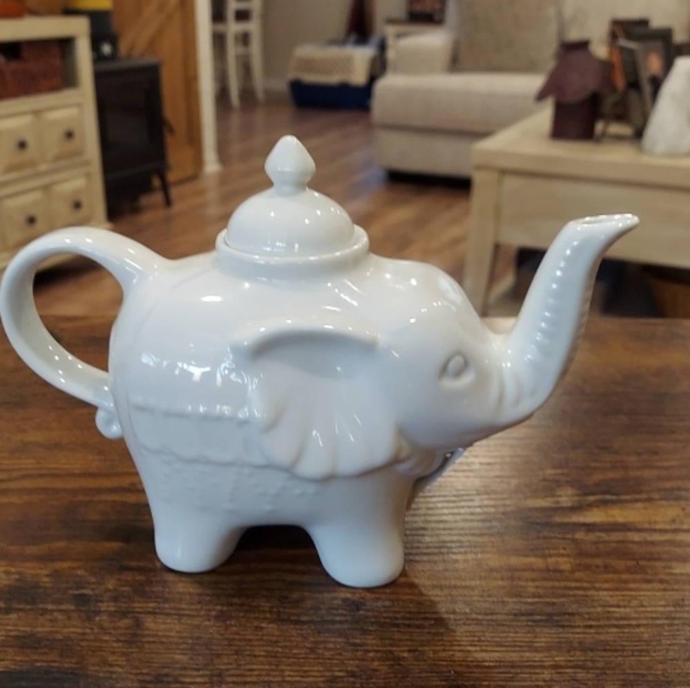 BIA Cordon Bleu Porcelain White Elephant Teapot BB